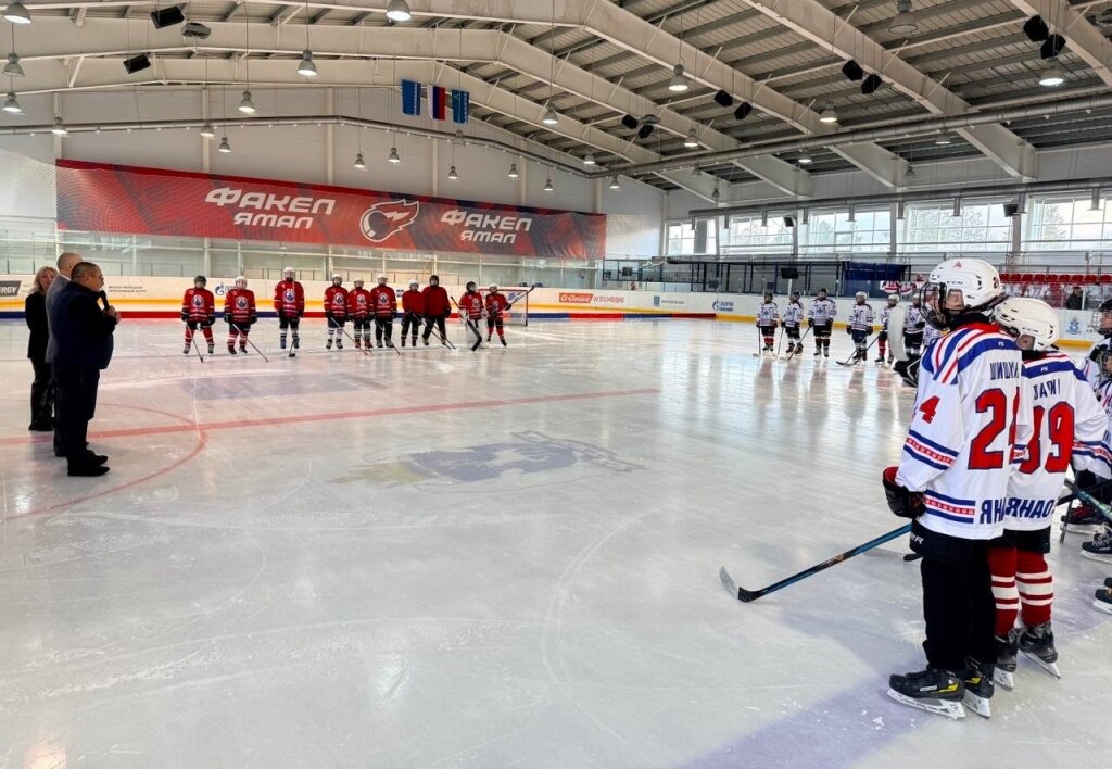 В Муравленко прошел турнир по хоккею с шайбой в честь героев