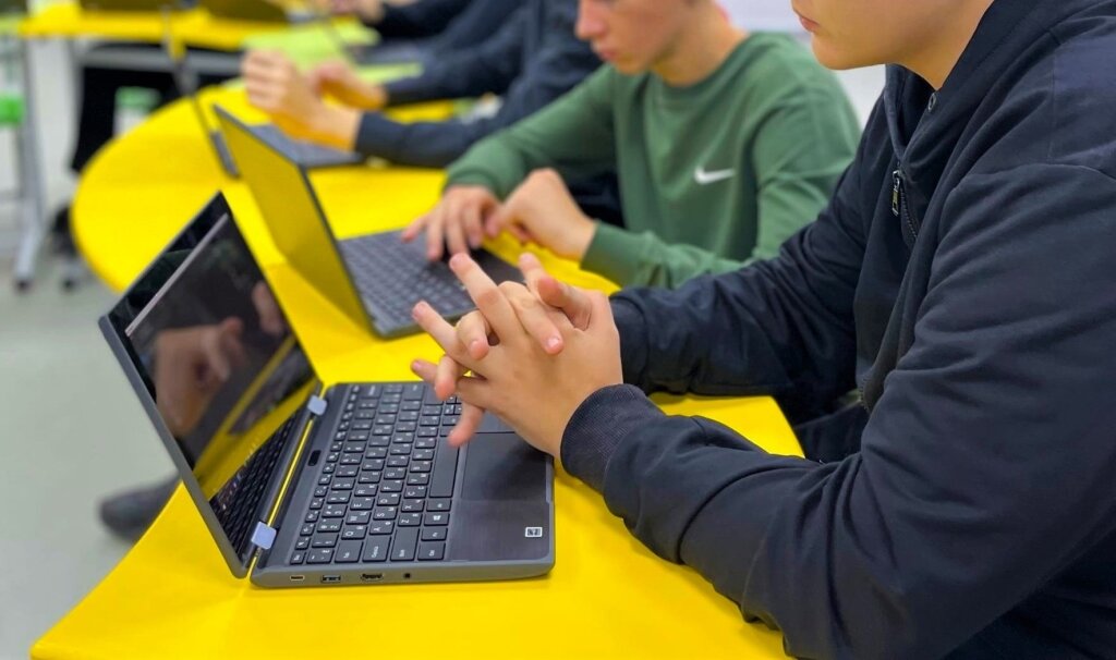 Муравленковцы участвуют в образовательной смене по спортивному программированию