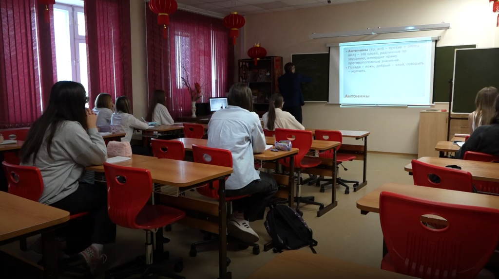 Преподаватели из Сургута проводят занятия для лицеистов