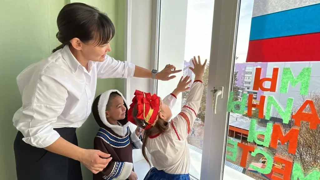 Юные муравленковцы провели для ребят из Бугасского детского сада мастер-класс