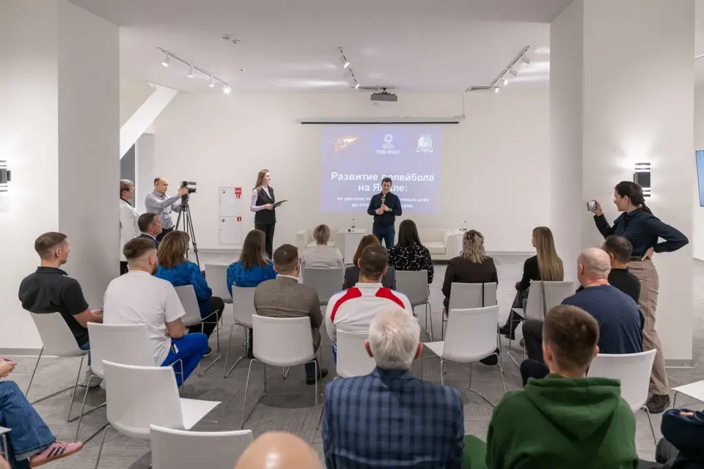 Дмитрий Артюхов пообщался с детскими тренерами по волейболу и новым составом «ФАКЕЛ ЯМАЛ»