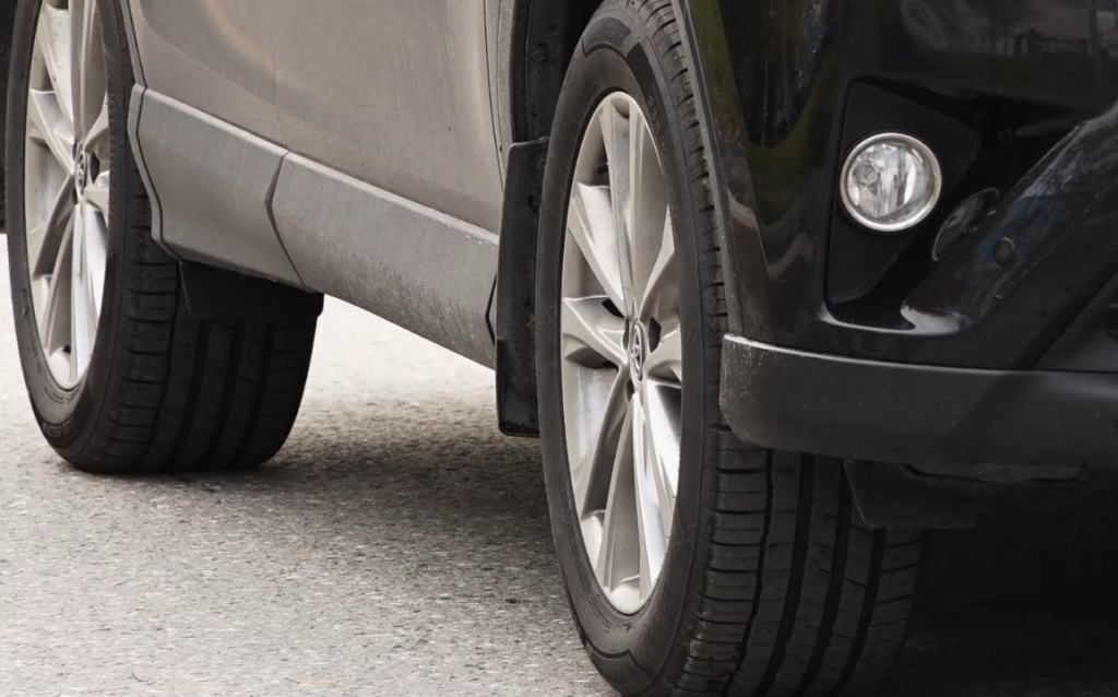 Время «переобуваться»: водители выстраиваются в очереди на шиномонтаж