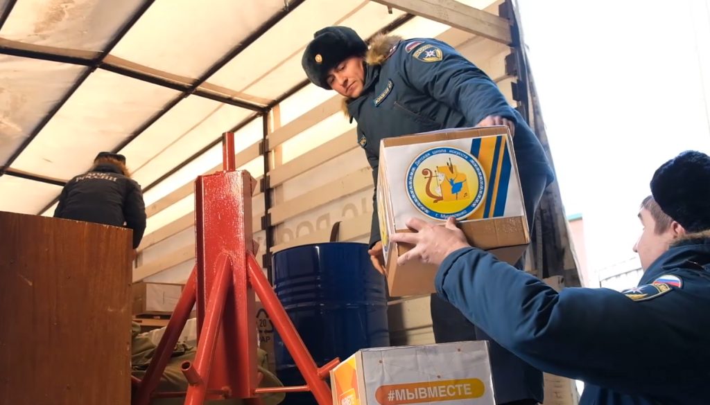 Сотрудники МЧС по ЯНАО собирают гумпомощь для бойцов СВО