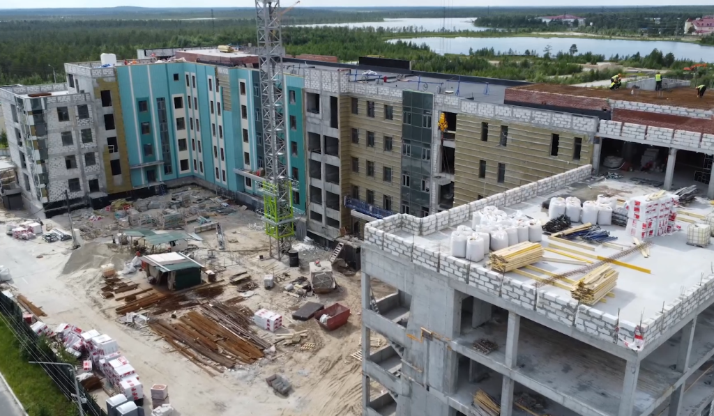 Строители завершают возведение каркаса новой поликлиники