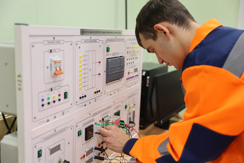 Более 200 студентов получат именную стипендию губернатора Ямала ﻿