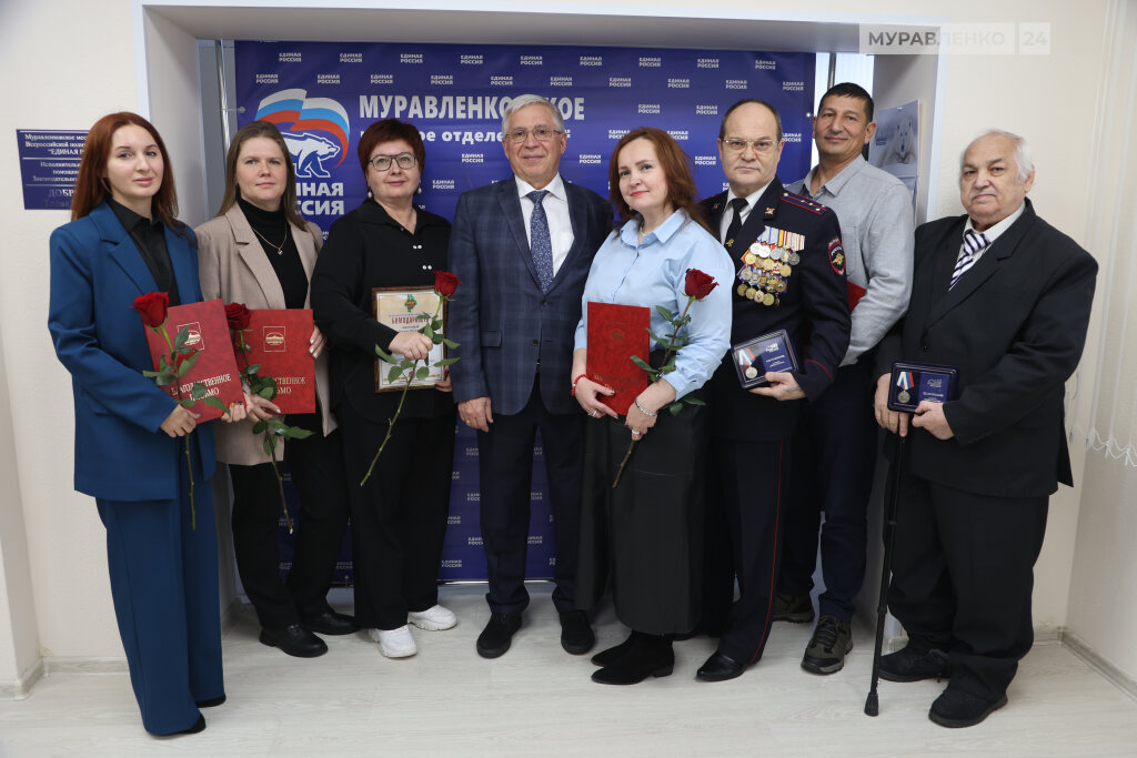 Александр Мажаров вручил жителям заслуженные награды