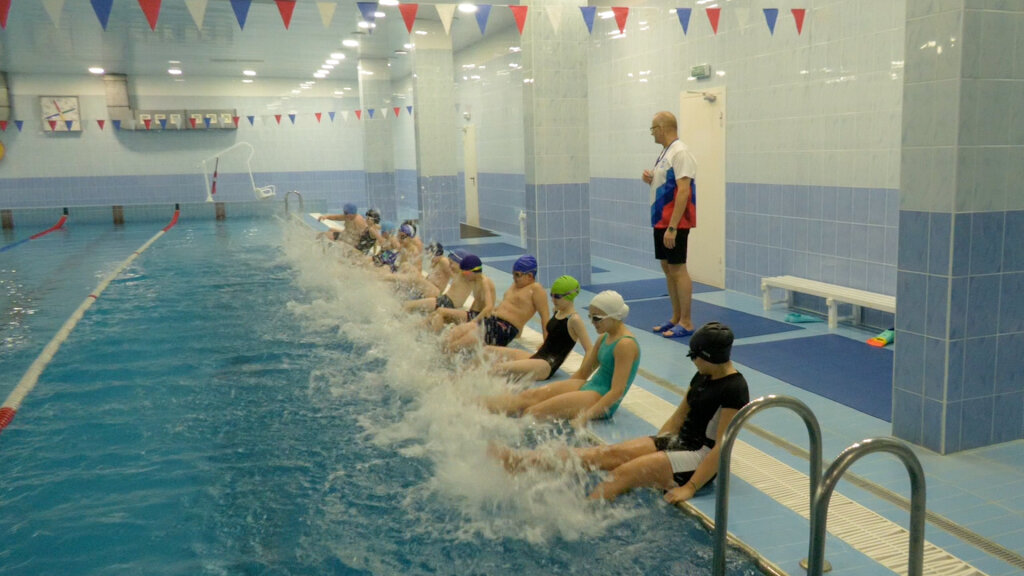 Школьников учат плавать и кататься на коньках