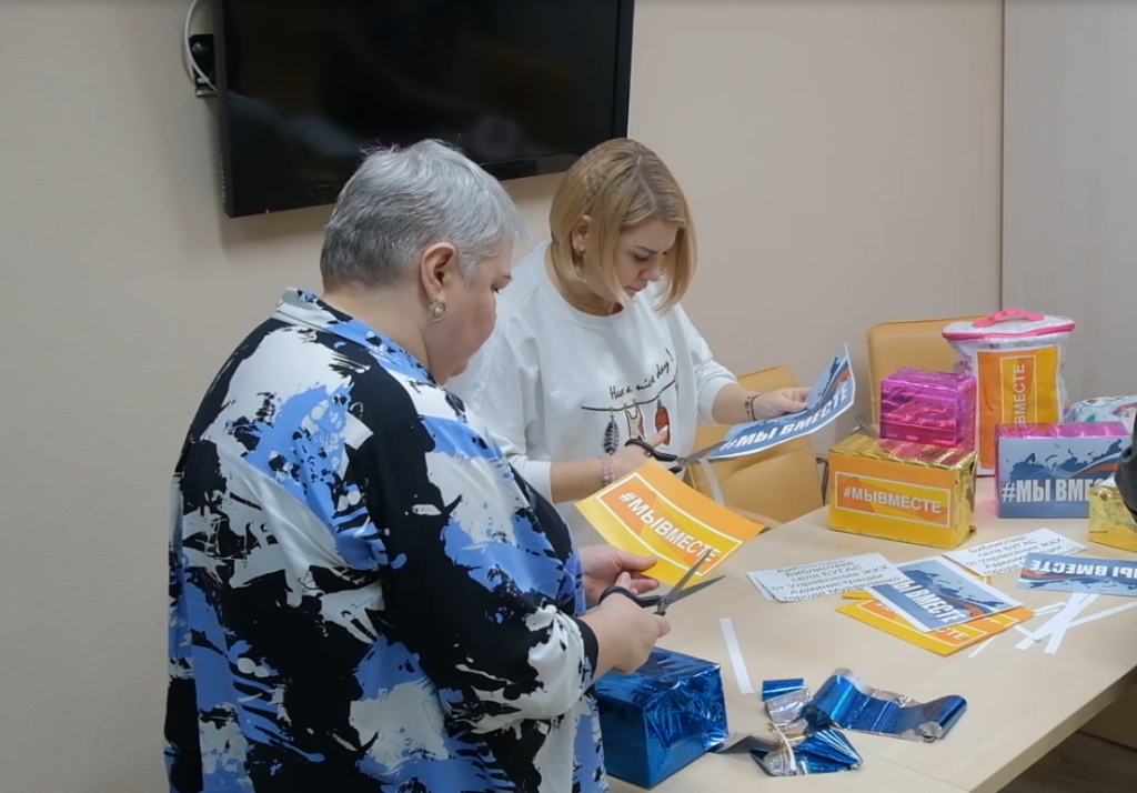 Трудовые коллективы собирают новогодние посылки