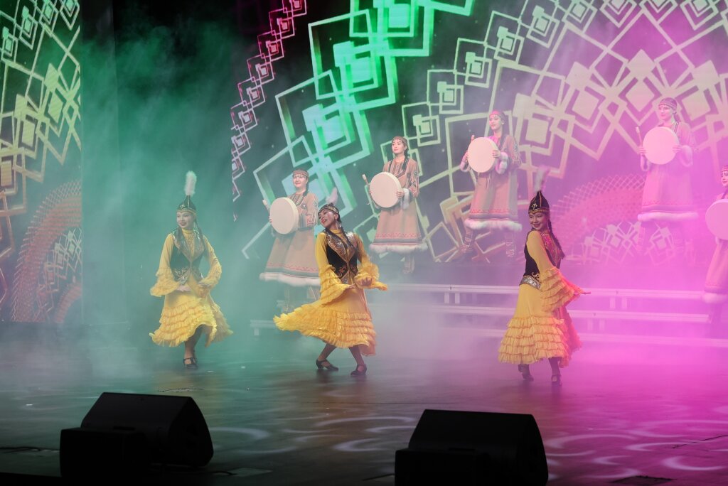 Артисты поздравили муравленковцев с Днём народного единства