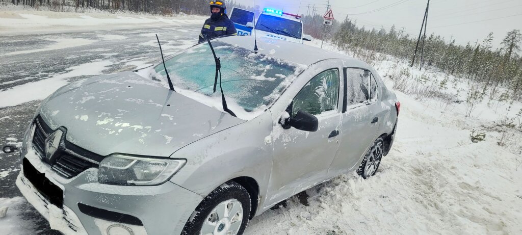 На загородной трассе водитель «Рено» съехал в кювет