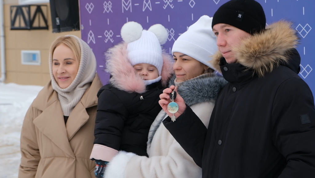 Жителям Муравленко вручили ключи от новых квартир