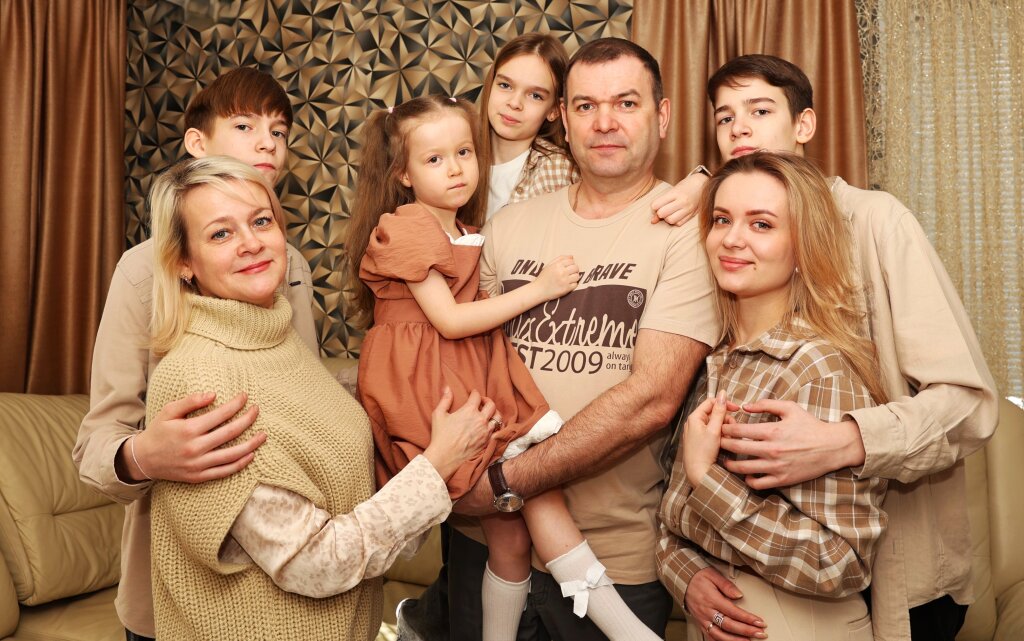 Семьи с пятью и более детьми получат единовременную выплату к Дню матери