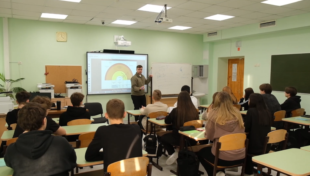 Лицеисты осваивают нефтяное дело с экспертом «Ноябрьскнефтегаза»