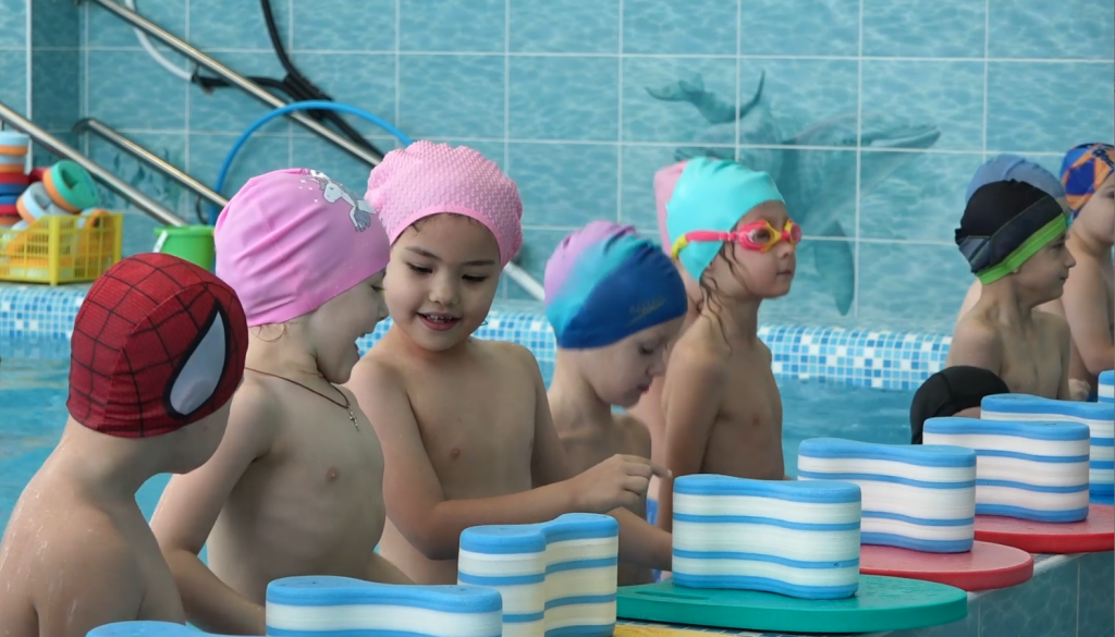 Дошкольники Муравленко учатся плавать