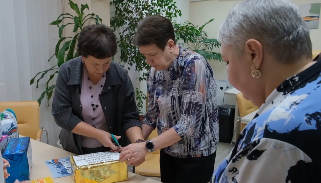 Трудовые коллективы собрали подарки для жителей Волновахи