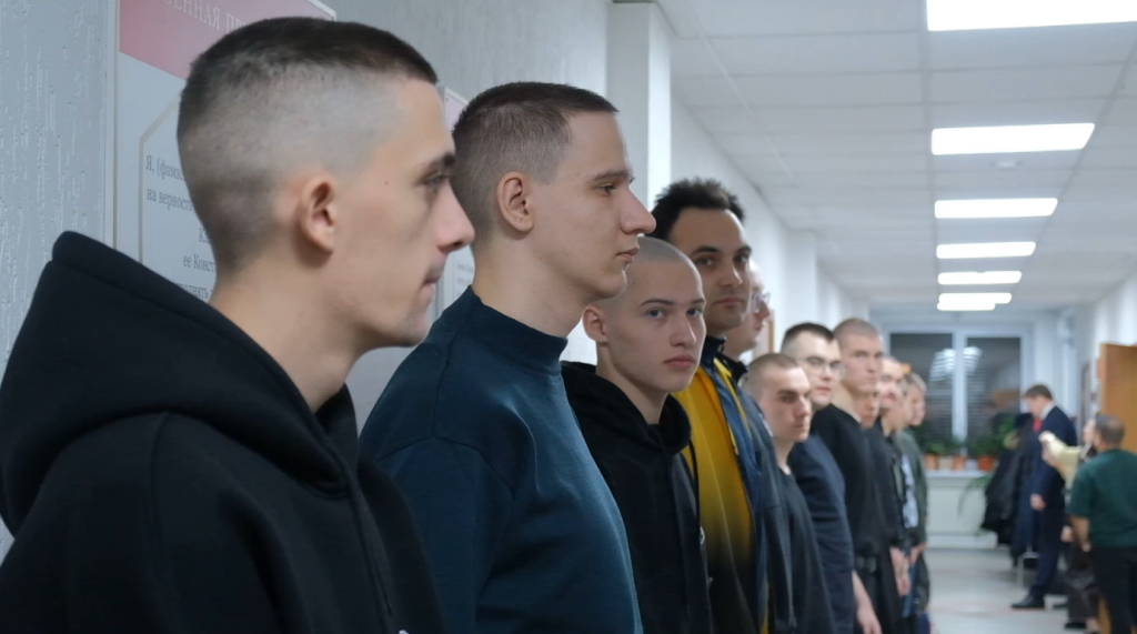 Первая команда призывников отправилась на службу в армию