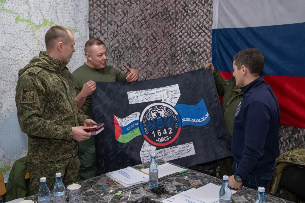 Дмитрий Артюхов передал технику и пообщался с участниками СВО