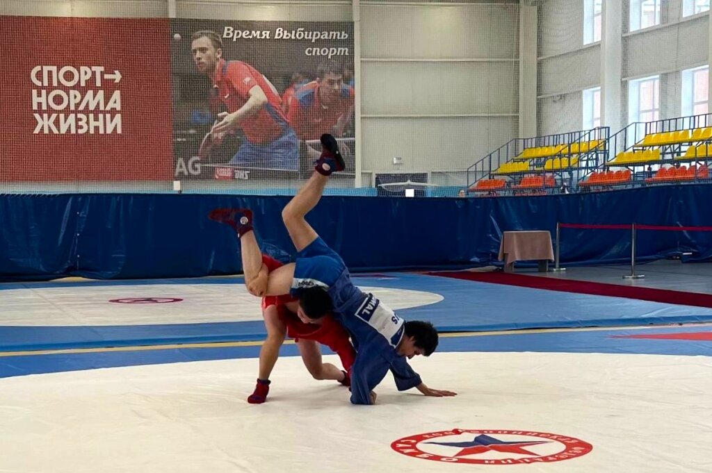 14 медалей завоевали муравленковцы на окружных турнирах по самбо