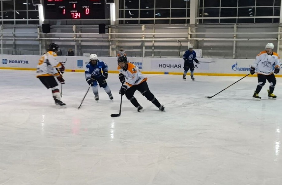 «Сэр Варк» победил в матче чемпионата Ночной хоккейной лиги