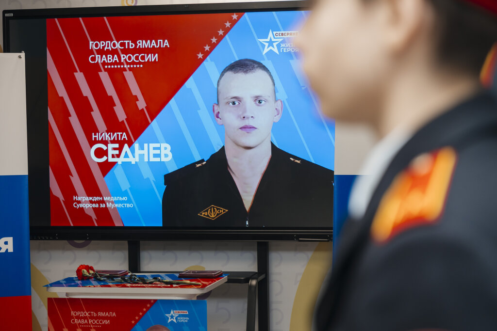 В пятой школе торжественно открыли «Парту героя»