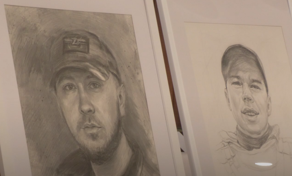 В центре «Сибирь» провели выставку портретов «Помним СВОих»