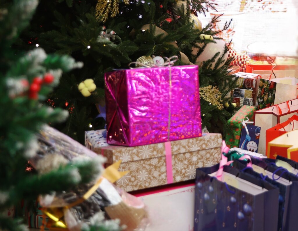 В Муравленко начали выдавать подарки неорганизованным детям