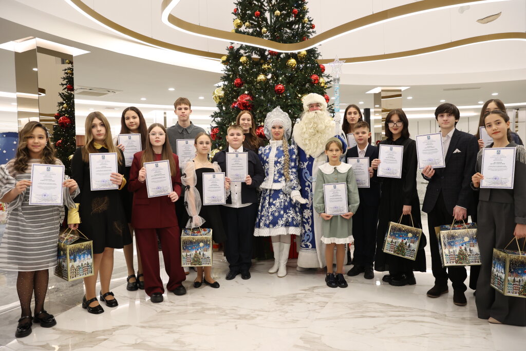 Ёлка главы города собрала в центре «Сибирь» 60 одарённых детей