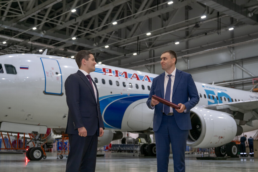 Дмитрий Артюхов наградил авиакомпанию «Ямал» за помощь ДНР