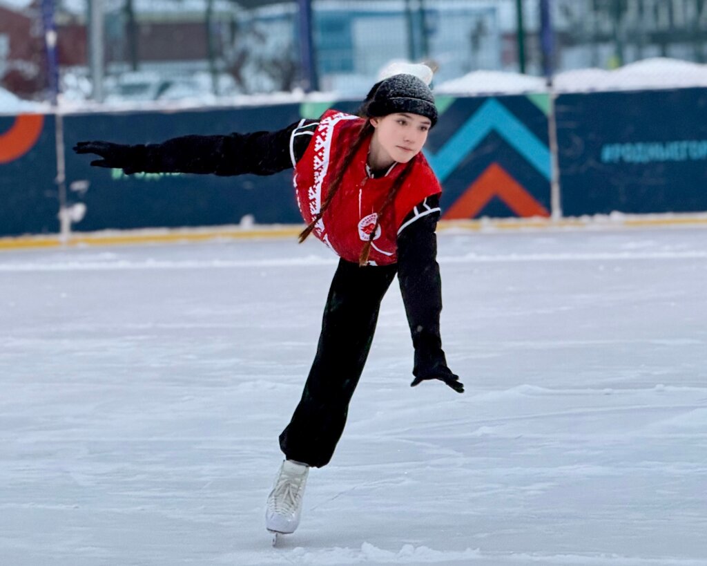 В Муравленко работает каток под открытым небом