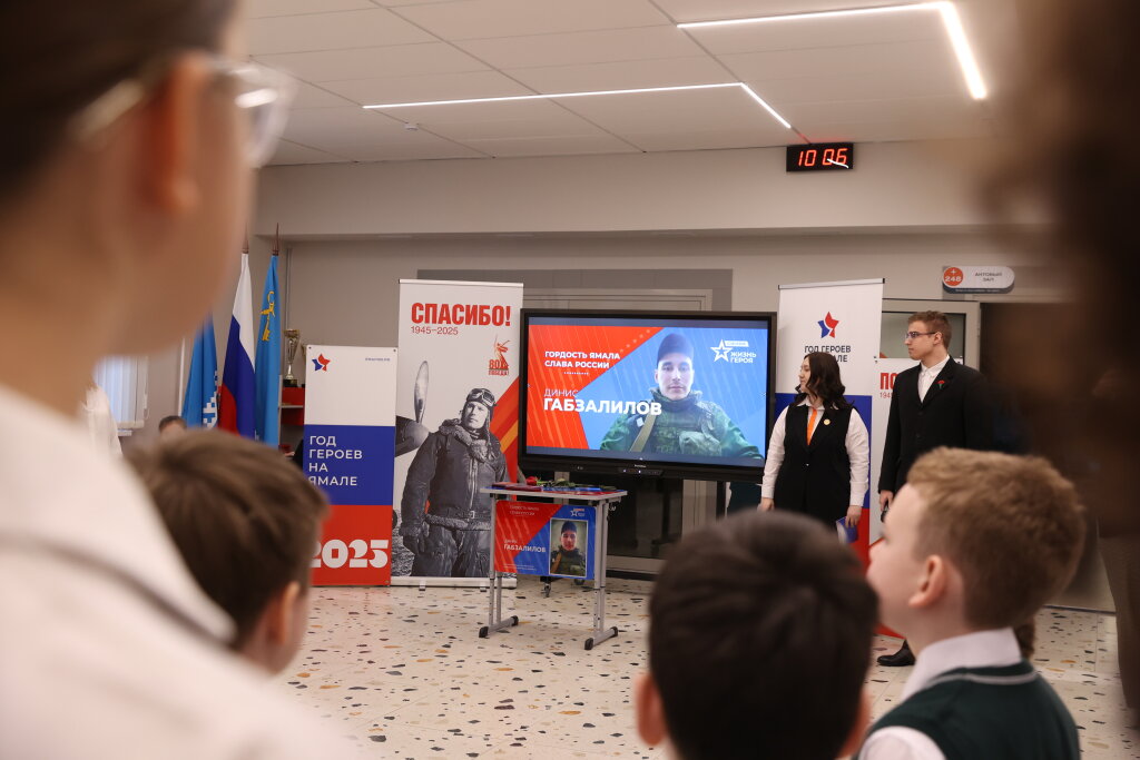 В школе «Взлёт» торжественно открыли «Парту героя»