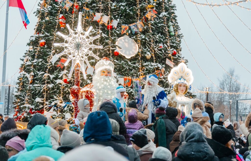 В Муравленко зажгли новогодние ёлки и открыли ледовый городок