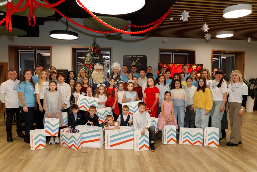 Более 100 юных северян получили подарки от волонтеров «Ноябрьскнефтегаза»