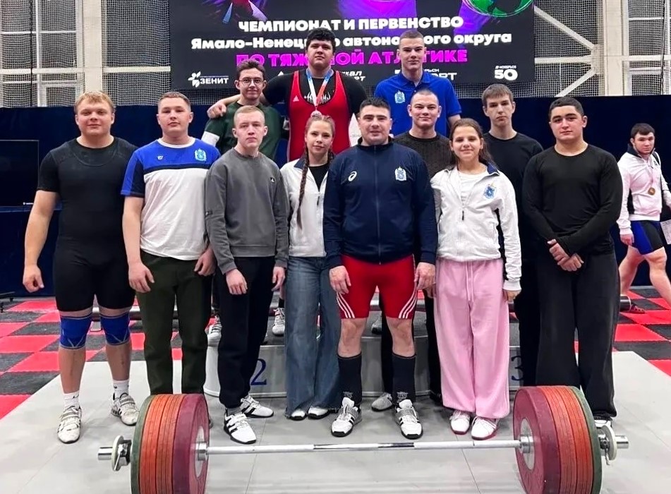 18 наград завоевали тяжелоатлеты Муравленко в окружных соревнованиях