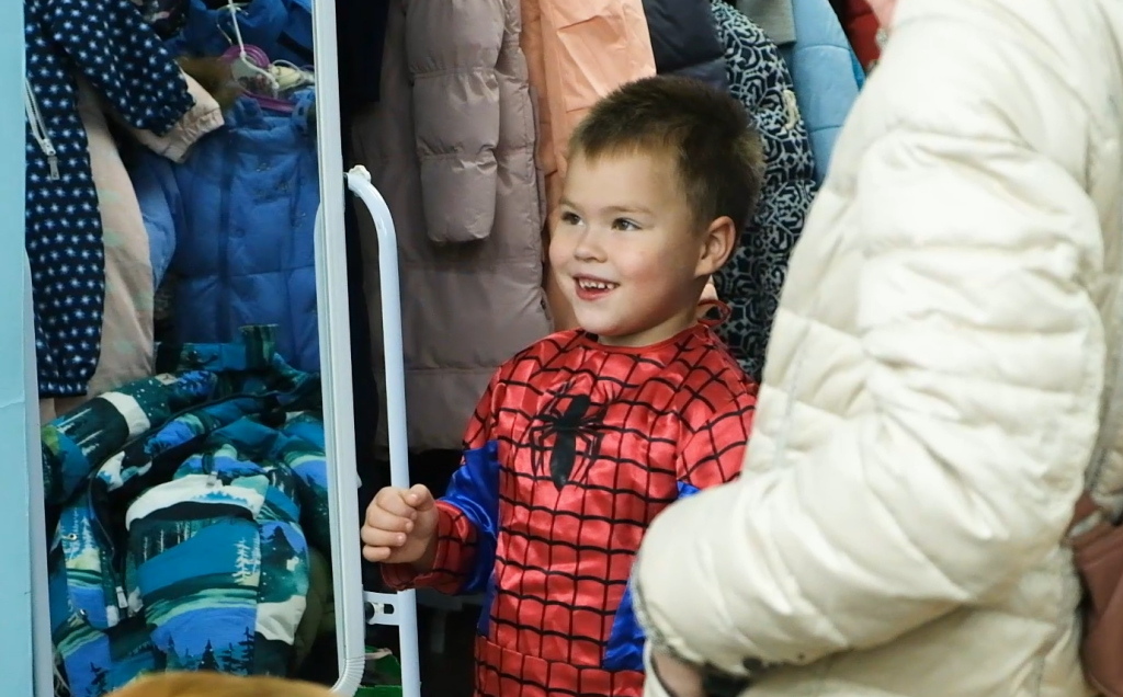 В гуманитарной комнате помогут подобрать праздничный наряд