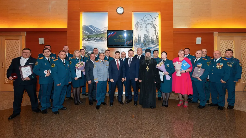 Дмитрий Артюхов вручил награды ямальским спасателям