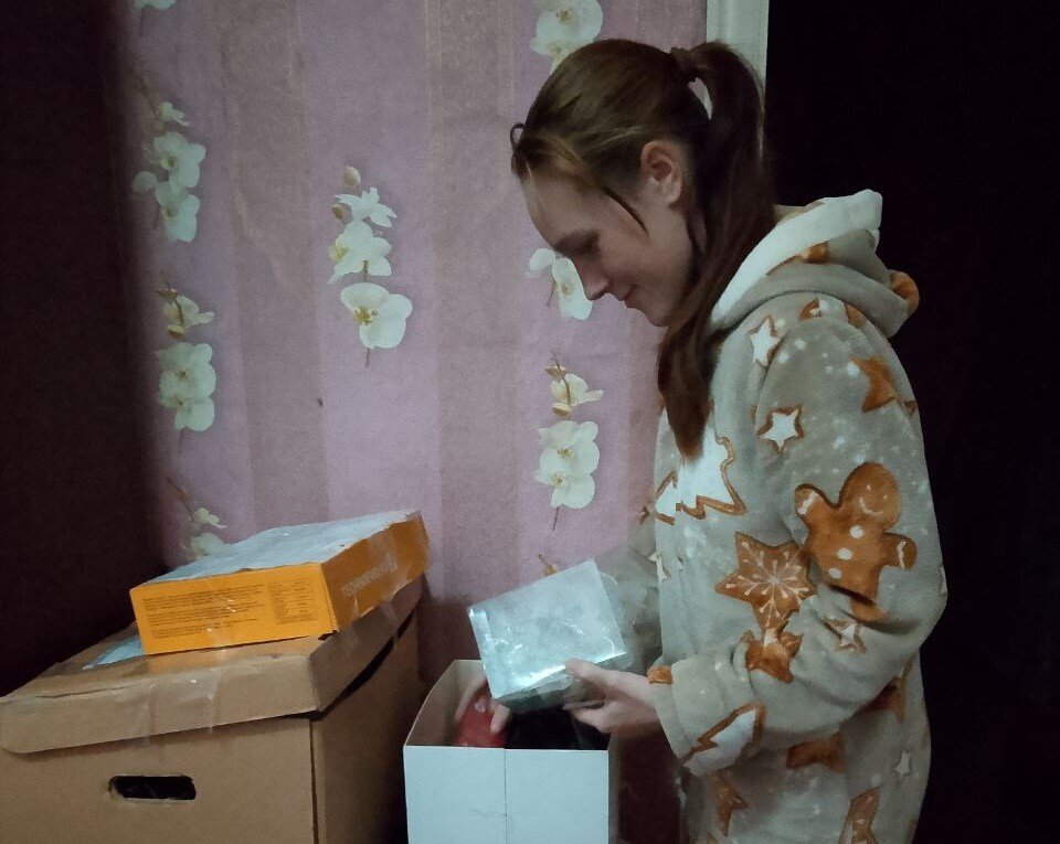 Семья из Волновахи получила посылку от муравленковцев