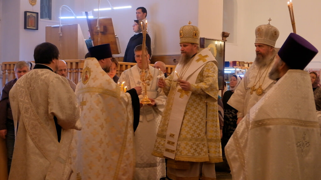 Архиепископ Николай и епископ Феодосий возглавили службу в храме