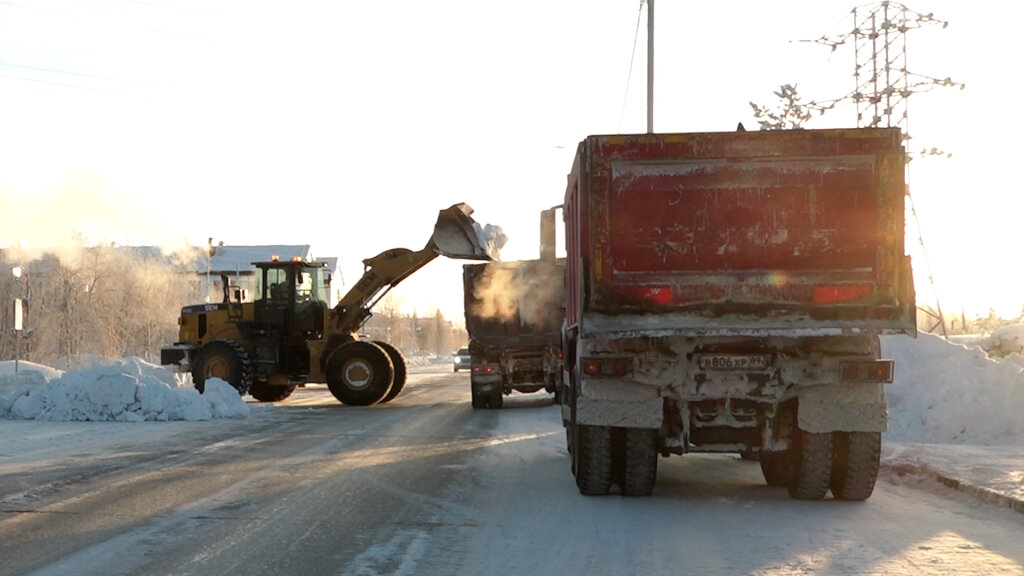 Дорожники убирают снег при любых погодных условиях