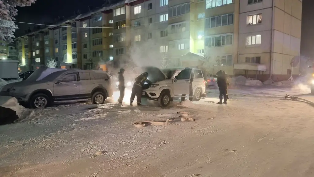 В Муравленко горел автомобиль «УАЗ Патриот»