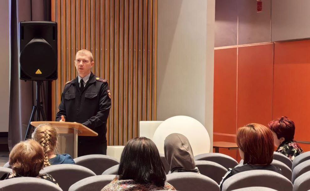 Муравленковские полицейские встретились со старшеклассниками и студентами