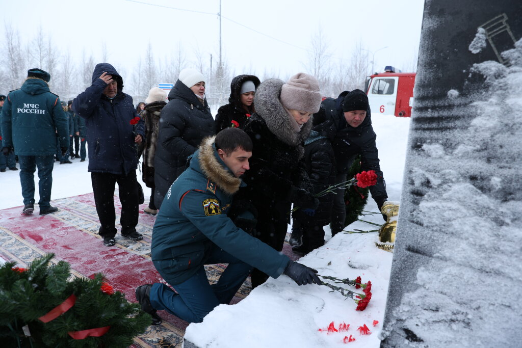 Пожарные Муравленко почтили память своих сослуживцев, погибших при исполнении служебного долга.