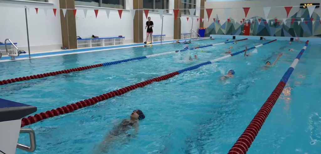 Первые победы: в Муравленко воспитывают юных пловцов