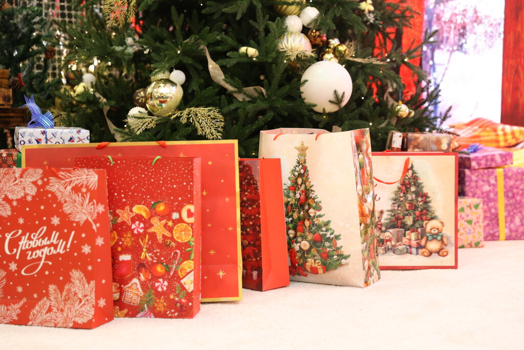 Продолжается выдача новогодних подарков неорганизованным детям