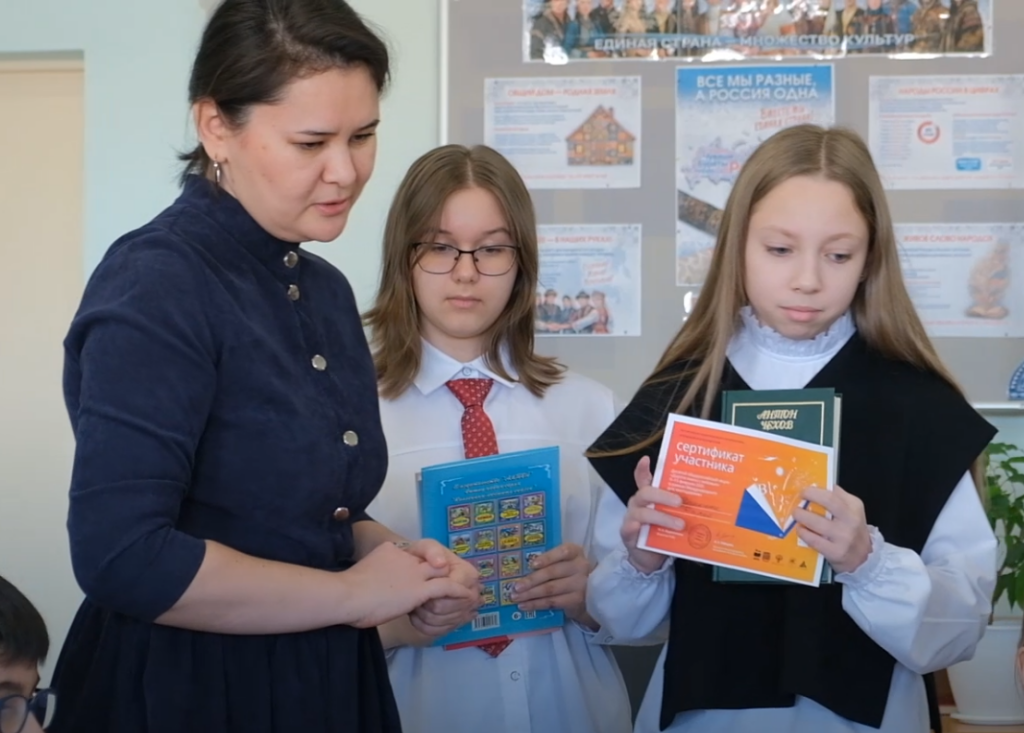 Ученики подарили книги школьной библиотеке