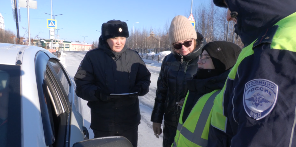 Автоинспекторы и ЮИД поздравили водителей