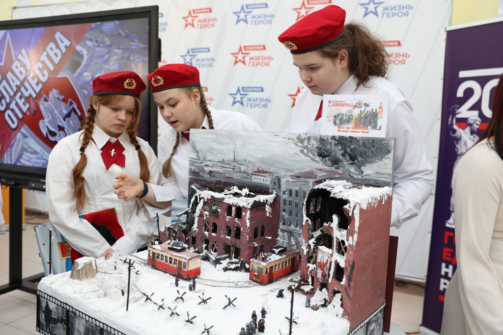 Связь поколений: участники ВСО представили макеты памятников