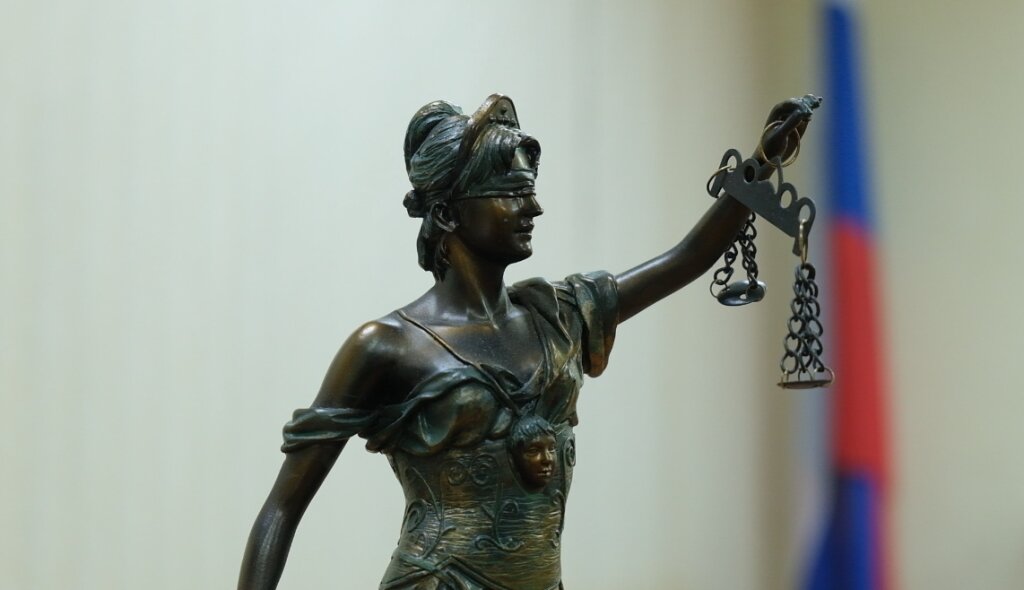 Жительница города заплатит штраф за кражу денег с карты