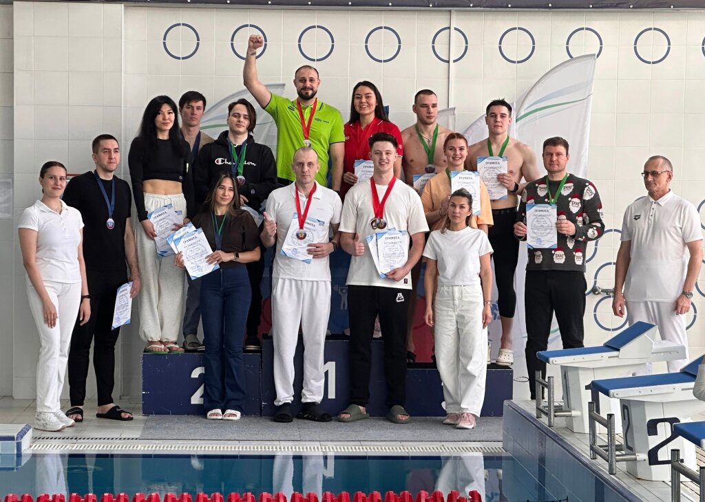 Команды молодёжи и трудящихся боролись за звание сильнейших в спартакиаде по плаванию