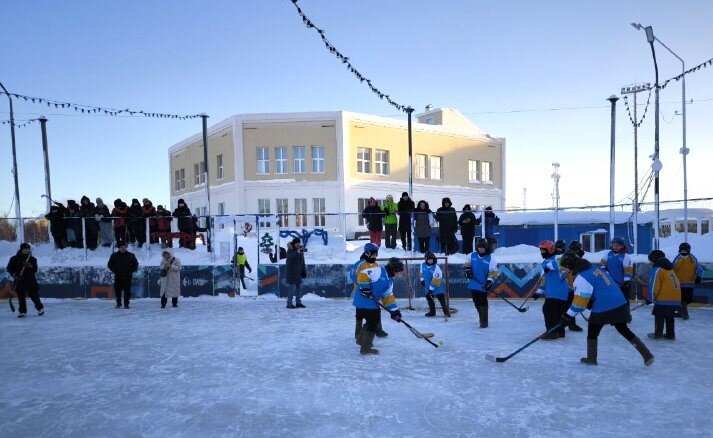 На спортивной площадке «Олимп» в выходные играли в хоккей в валенках