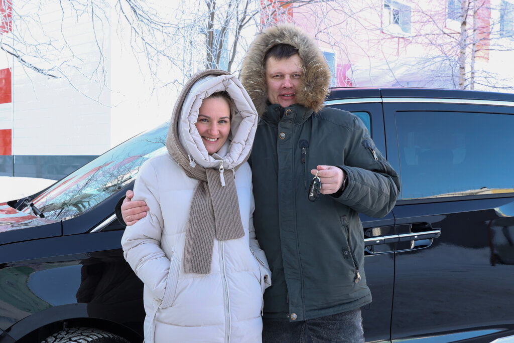 Многодетной семье Станкус вручили ключи от автомобиля